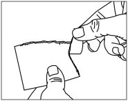 Due mani che tengono e separano con cura un foglio o un involucro di carta rettangolare per estrarne il contenuto