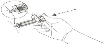 Una mano impugna una siringa pronta per l'iniezione con un ingrandimento che mostra il dettaglio dell'ago che tocca la pelle