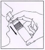 Una mano impugna un flacone cilindrico e lo inclina verso il basso con una freccia nera che indica la direzione del movimento verso il basso