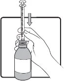 Una mano tiene una siringa con il pistone che viene spinto verso il basso all'interno di un flacone di medicinale per aspirare il contenuto