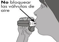 Disegno schematico di una persona che tiene un inalatore in bocca con una freccia che indica di non ostruire le valvole d
