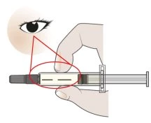 Illustrazione medica che mostra una mano che tiene una siringa con un cerchio rosso che evidenzia il corpo del dispositivo collegato a un occhio