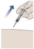 Una mano impugna una siringa con ago puntato verso il basso sopra una superficie cutanea con una freccia blu che indica un movimento verso l'alto