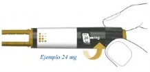 Una mano tiene un dispositivo medico cilindrico con due aghi dorati a sinistra e un display che indica 24 mg su sfondo bianco e nero