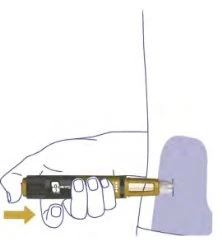 Una mano impugna una penna iniettiva appoggiandola sulla parte superiore della coscia con una freccia gialla che indica la direzione del movimento
