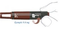 Brown and black pen-shaped medical device with a digital display indicating 5.6 mg and the text Ejemplo 9.6 mg below