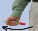 Una mano impugna una penna iniettiva con una freccia nera curva che indica un movimento di rotazione verso sinistra