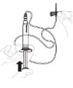Disegno tecnico che mostra una mano che spinge il pistone di una siringa collegata a un tubo flessibile tramite un connettore superiore