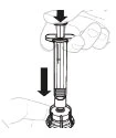 Una mano preme il pulsante superiore di un dispositivo medico mentre una freccia indica il movimento verso il basso lungo il corpo cilindrico