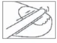 Disegno schematico in bianco e nero che mostra una mano che tiene un dispositivo medico allungato sopra una superficie curva o un arto