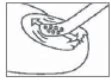 Disegno schematico che mostra una mano che applica una compressa o un oggetto circolare su una zona cutanea con segni di irritazione o gonfiore