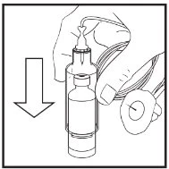 Una mano tiene un flaconcino inserito in un dispositivo con un tubo flessibile e una freccia rivolta verso il basso indica il movimento di pressione