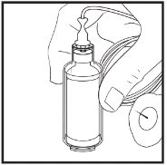 Una mano tiene una fiala di vetro mentre con l'altra manovra un dispositivo con un tubicino flessibile per il prelievo del farmaco