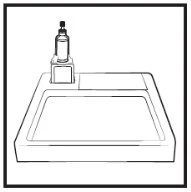 Disegno in bianco e nero di una fiala con tappo nero posizionata sopra un vassoio rettangolare con un incavo laterale per la fiala stessa