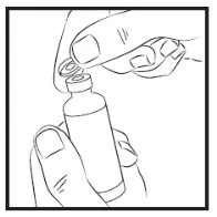 Una mano tiene fermo un flaconcino di vetro mentre l'altra mano rimuove il tappo di protezione superiore con le dita