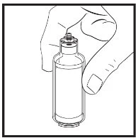 Una mano tiene verticalmente un flaconcino cilindrico di farmaco con tappo e base arrotondata per la somministrazione