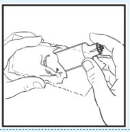 Due mani tengono un flacone di medicinale e una siringa per preparare l'iniezione con una linea tratteggiata che indica il movimento