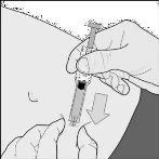 Una mano impugna una siringa per iniettare un liquido in un corpo mentre l'altra mano sostiene la pelle con una freccia verso il basso