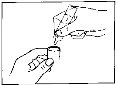 Disegno tecnico che mostra una mano che tiene un flacone mentre un'altra mano utilizza un dispositivo per prelevare il contenuto tramite un ago