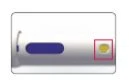 Dispositivo medico rettangolare bianco con un pulsante blu centrale e un indicatore circolare giallo racchiuso in un riquadro rosso a destra