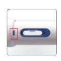 Dettaglio di un dispositivo medico bianco con una finestra ovale blu e un piccolo indicatore verticale racchiuso in un rettangolo rosso