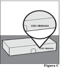 Diagram przedstawiający prostokątne opakowanie z oznaczeniem CAD: MM/RRRR wydrukowanym na boku oraz powiększony okrągły fragment tego samego napisu