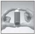 Due mani tengono verticalmente un flacone cilindrico scuro con tappo bianco per la somministrazione del farmaco