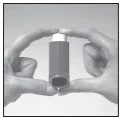 Due mani tengono verticalmente un flacone cilindrico scuro con tappo bianco per mostrarne la forma e le dimensioni