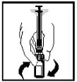 Una mano tiene una siringa verticale mentre aspira il liquido da un piccolo flacone con frecce curve che indicano il movimento di rotazione