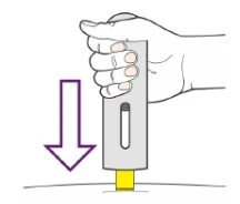 Una mano impugna un dispositivo medico cilindrico e lo preme verso il basso su una superficie cutanea indicata da una freccia viola