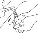 Disegno in bianco e nero che mostra due mani sotto un getto d'acqua che esce da un rubinetto per lavarsi accuratamente