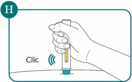Una mano impugna un dispositivo medico a forma di penna premendolo contro una superficie con la scritta Clic che indica l'attivazione
