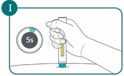 Una mano impugna un dispositivo medico bianco con un indicatore di 5 secondi e un liquido giallo all'interno appoggiato su una superficie