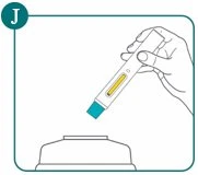 Una mano tiene un dispositivo medico bianco con una finestra gialla e lo avvicina a una superficie bianca piatta su sfondo neutro