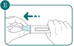 Due mani tengono un dispositivo medico rettangolare mentre una freccia tratteggiata indica un movimento verso sinistra per l'apertura o l'inserimento