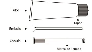 Schema tecnico di un dispositivo medico con tubetto, embolo e cannula con indicazione della marca di riempimento su sfondo bianco