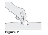 Una mano tiene una piccola pillola bianca sopra una superficie curva chiara con la scritta Figura P in basso
