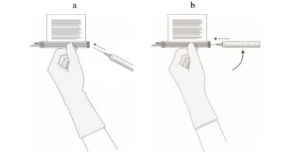 Due diagrammi mostrano una mano guantata che impugna una penna iniettiva mentre una siringa viene avvicinata o allontanata con frecce direzionali
