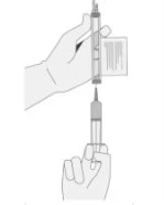 Una mano tiene una penna iniettiva in verticale mentre l'altra mano impugna una siringa per il riempimento del dispositivo