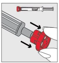 Illustrazione di una siringa in alto e mani che ruotano una base rossa su un dispositivo medico con frecce nere che indicano il movimento