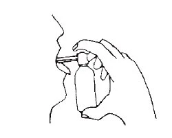 Disegno in bianco e nero di una mano che tiene un flacone spray e lo utilizza per spruzzare il contenuto all'
