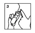 Due mani tengono una penna iniettiva in posizione verticale per preparare l'inalatore
