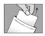 Una mano solleva un foglio o un inserto bianco da una busta o confezione con una freccia nera che indica il movimento verso l'alto