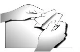 Due mani che aprono con cura una bustina o un involucro di carta per estrarne il contenuto in modo delicato