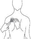 Disegno lineare di un busto umano con due mani che applicano una medicazione quadrata sulla parte superiore del petto destro