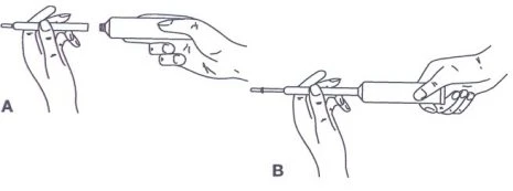 Disegno tecnico che mostra due fasi di utilizzo di un dispositivo medico con mani che impugnano e manovrano il contenitore cilindrico