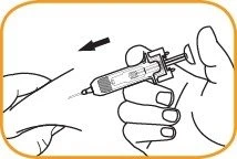 Disegno in bianco e nero che mostra due mani che tengono una siringa inclinata per iniettare un farmaco in un arto con una freccia nera direzionale