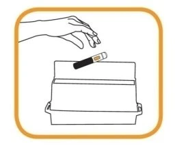 Una mano tiene un dispositivo medico nero e bianco sopra un contenitore rettangolare aperto con maniglie laterali