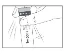 Due mani tengono e tirano una striscia di plastica con la scritta 1000 mg per separare le dosi di un farmaco