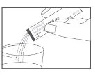 Una mano versa il contenuto di una fiala di farmaco liquido all'interno di un bicchiere trasparente